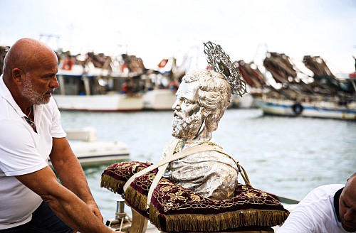 Ortona
San Tommaso , patron saint of Ortona, while he is leaving for the traditional procession at sea, a fisherman looks into his eyes as if he were speaking to him, asking him to bless him for the new year of fishing

Francesco Martelli